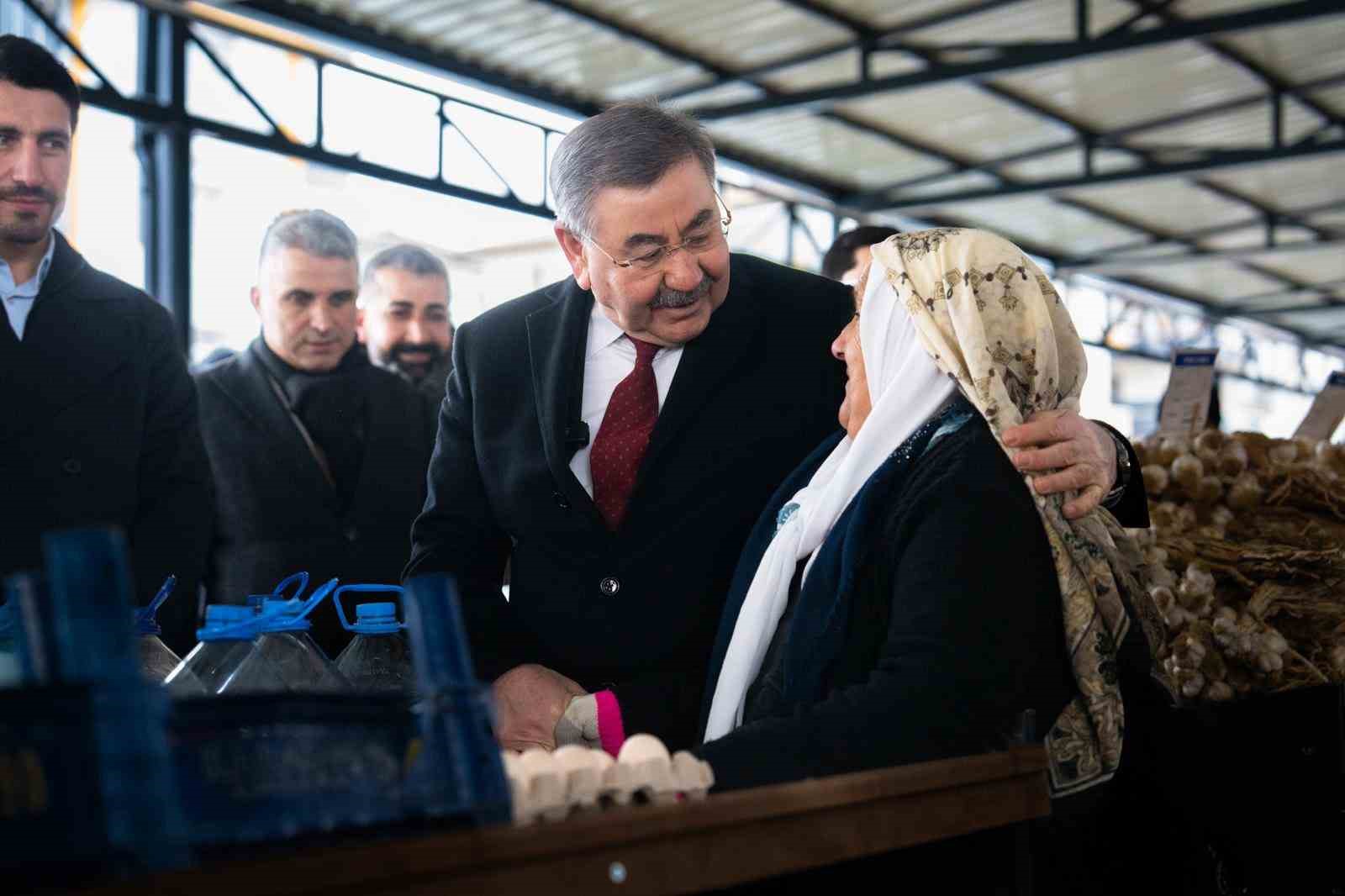 Gölbaşı Belediye Başkanı Odabaşı, semt pazarında esnaf ve vatandaşla buluştu
