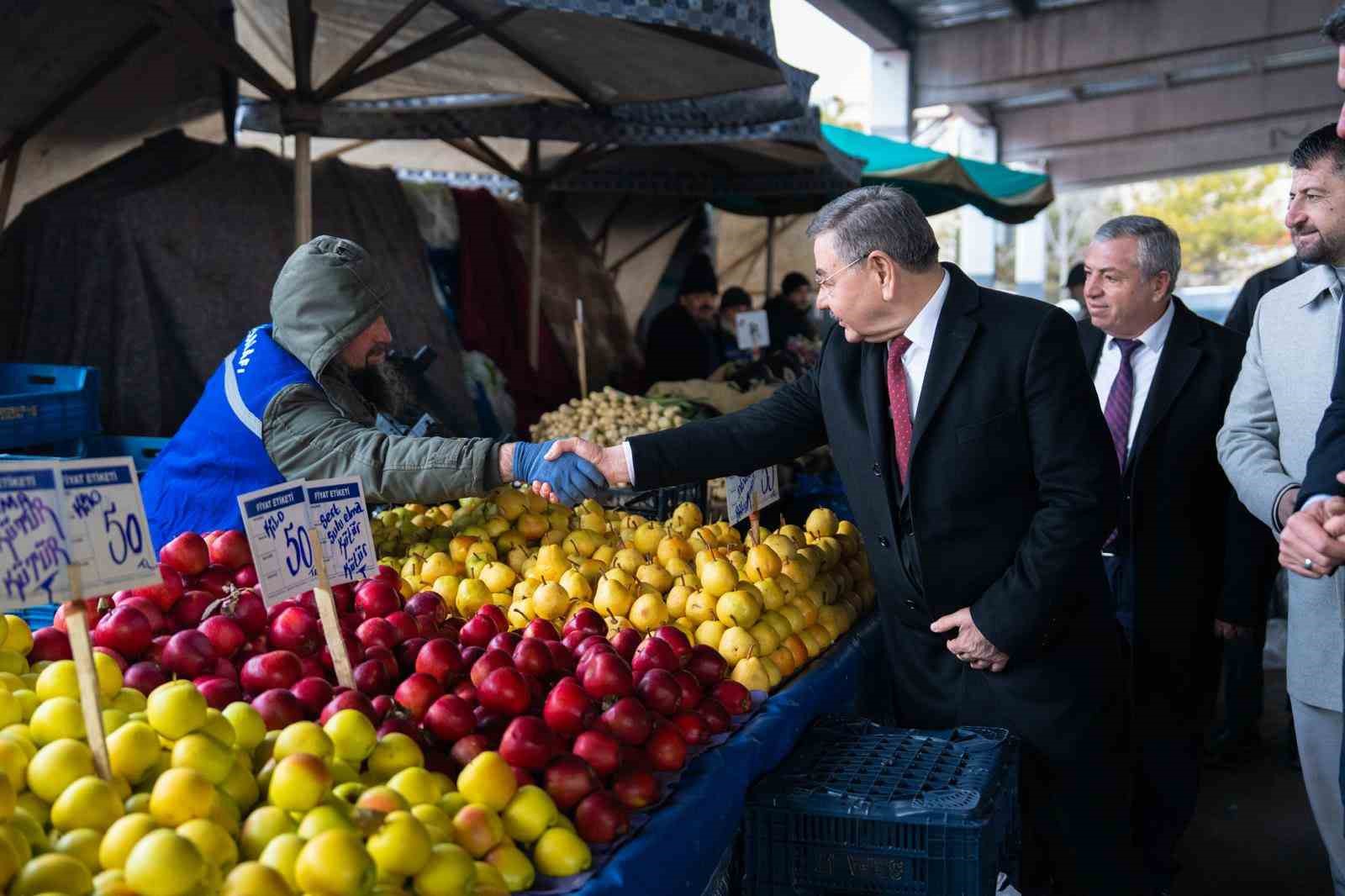 Gölbaşı Belediye Başkanı Odabaşı, semt pazarında esnaf ve vatandaşla buluştu

