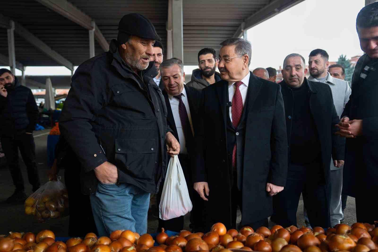 Gölbaşı Belediye Başkanı Odabaşı, semt pazarında esnaf ve vatandaşla buluştu
