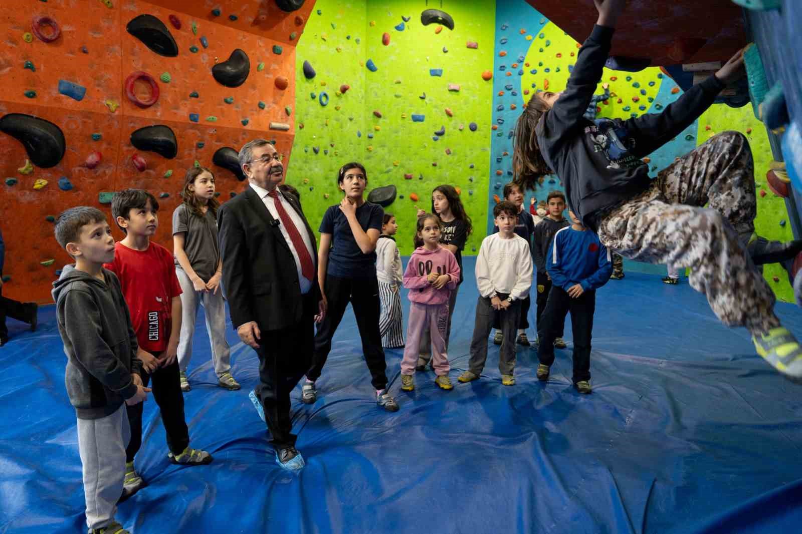 Gölbaşı Belediyesi çocuklarla şenlik alanında buluştu
