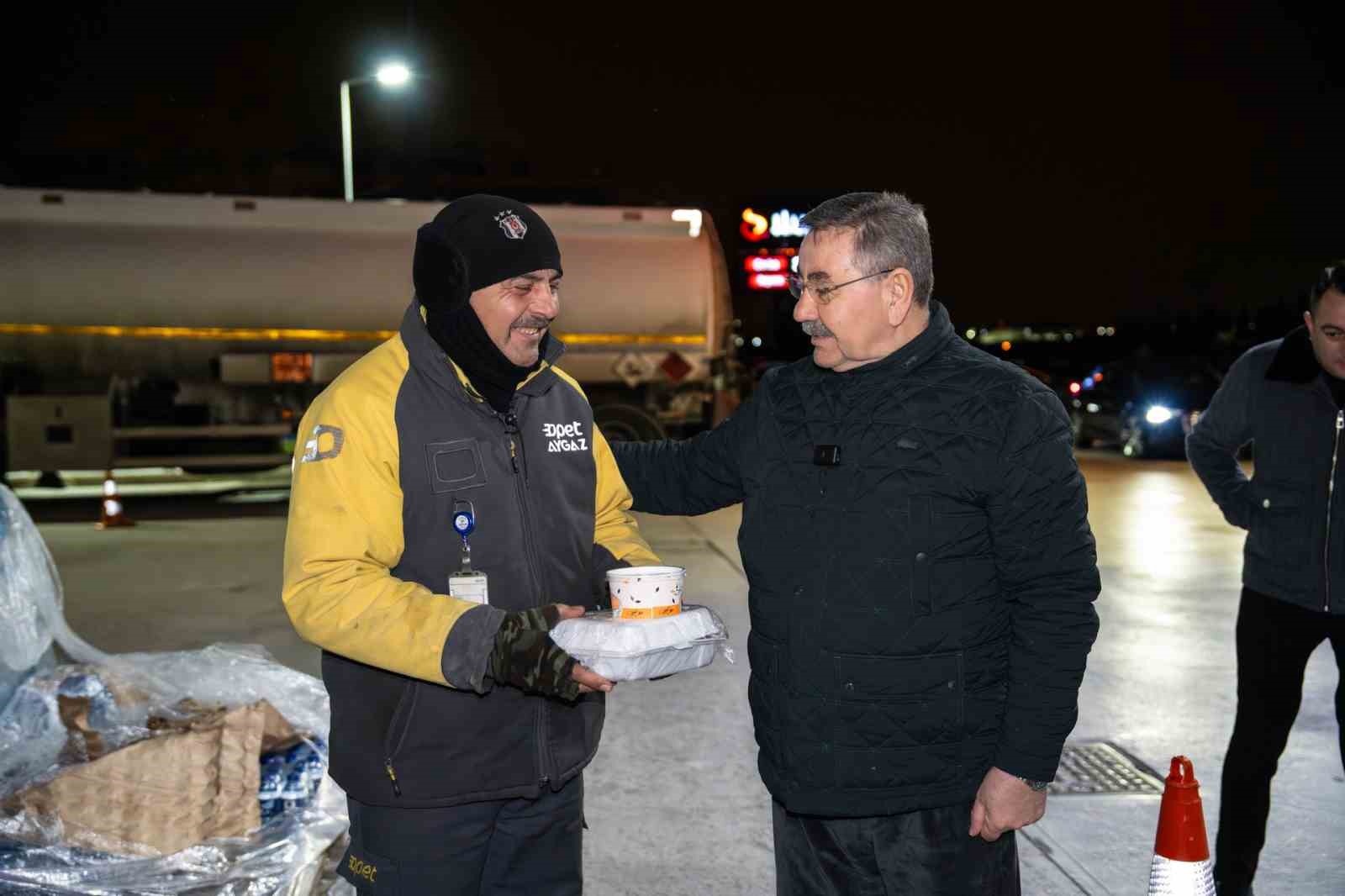Gölbaşı Belediyesi’nden vatandaşlara sahurluk ikramı
