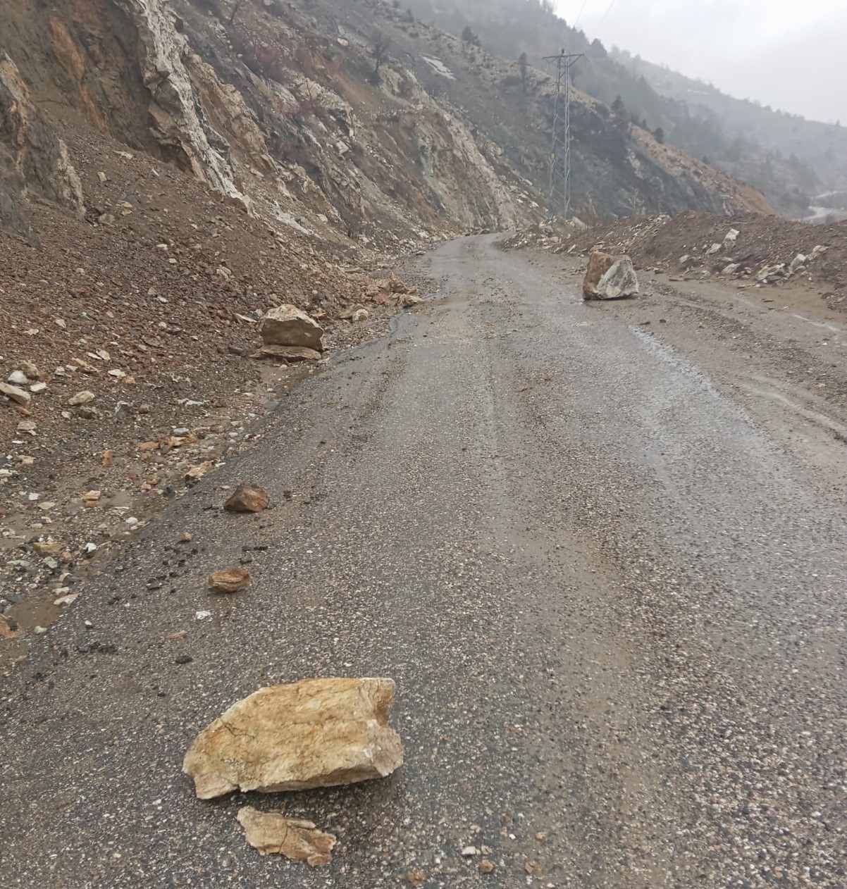 Gölbaşı ilçesinde korkutan heyelan
