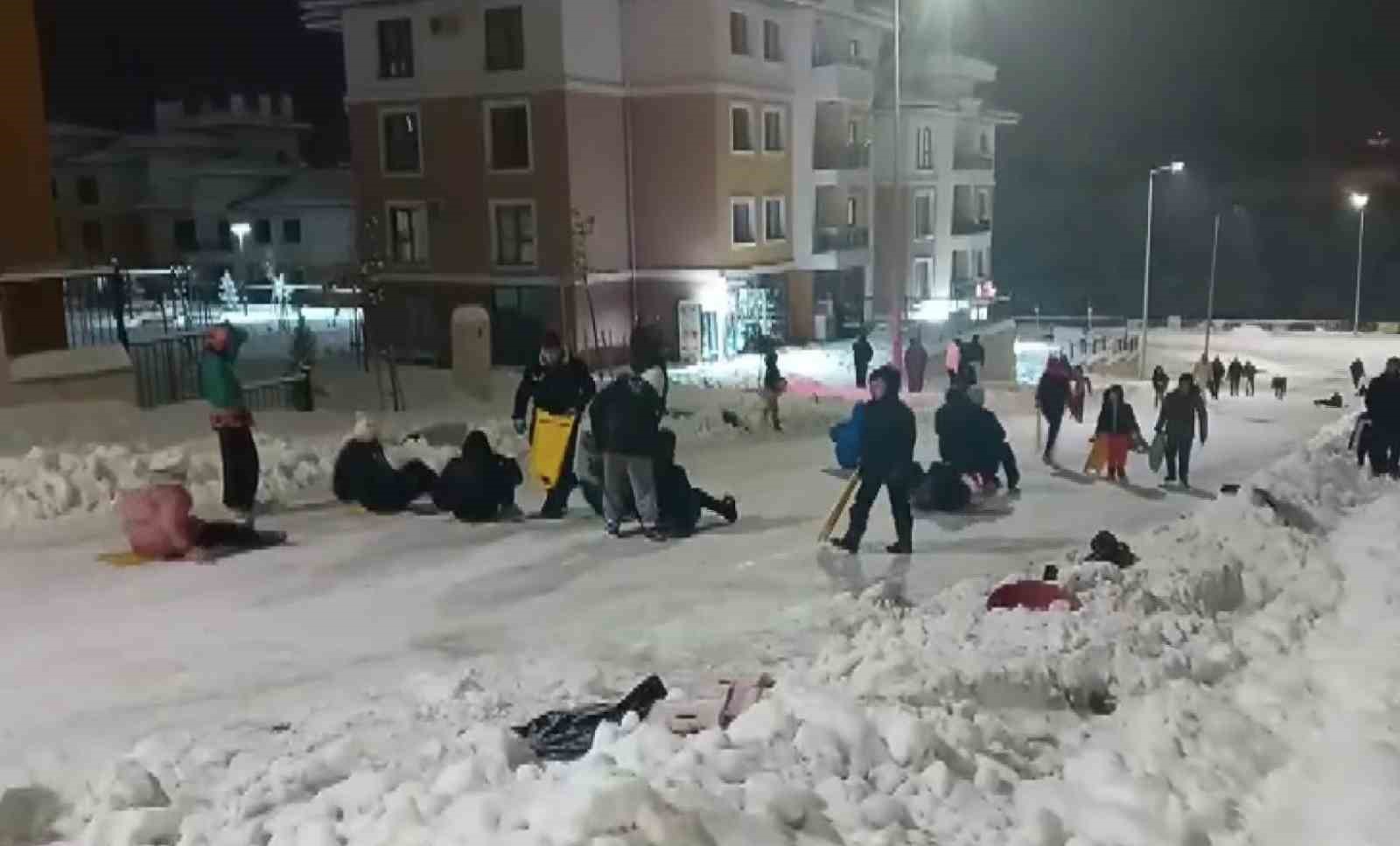 Gölbaşı ilçesinde vatandaşların kar keyfi
Gölbaşı ilçesinde vatandaşların kar keyfi