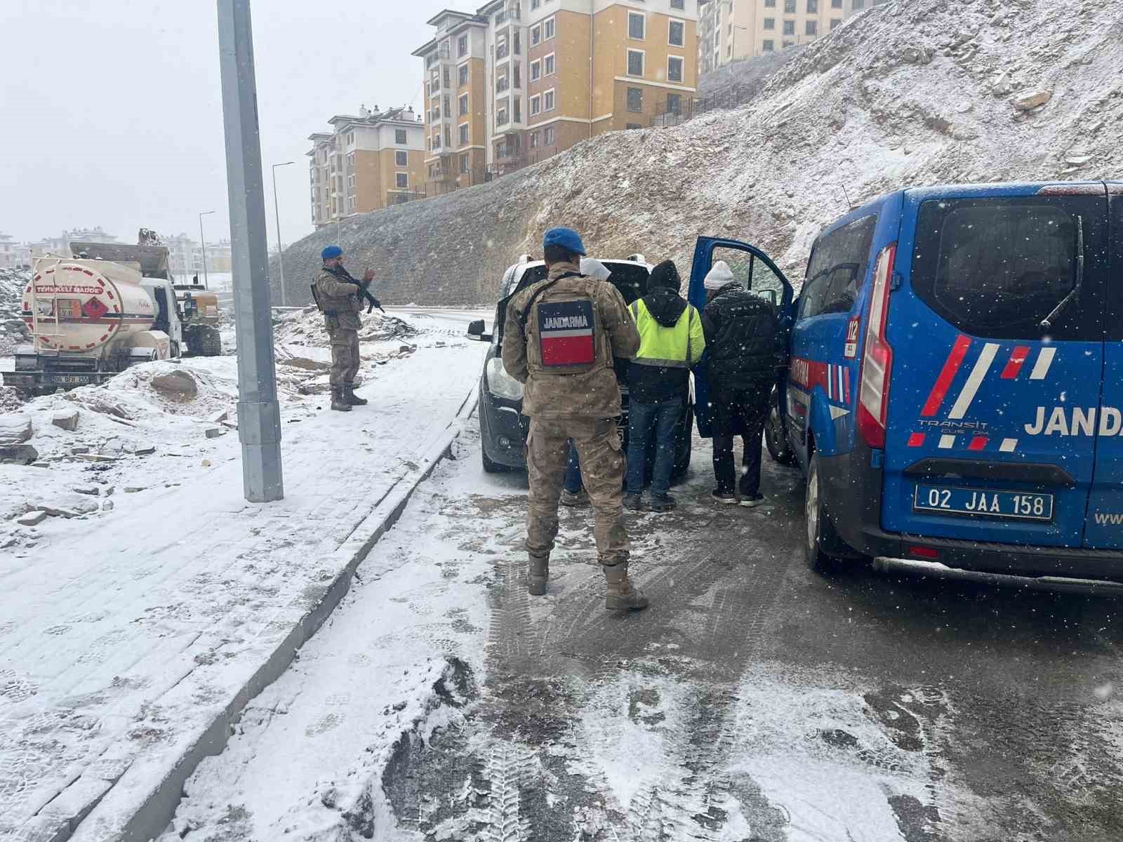 Gölbaşı’nda jandarma vatandaşın güvenliği için nöbette
