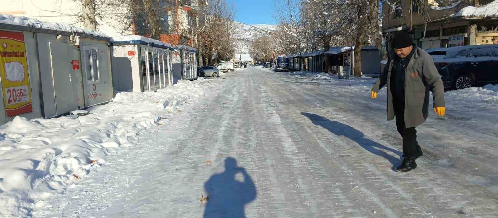 Gölbaşı’nda yollar buz pistine döndü
