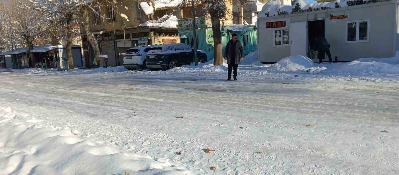Gölbaşı’nda yollar buz pistine döndü
