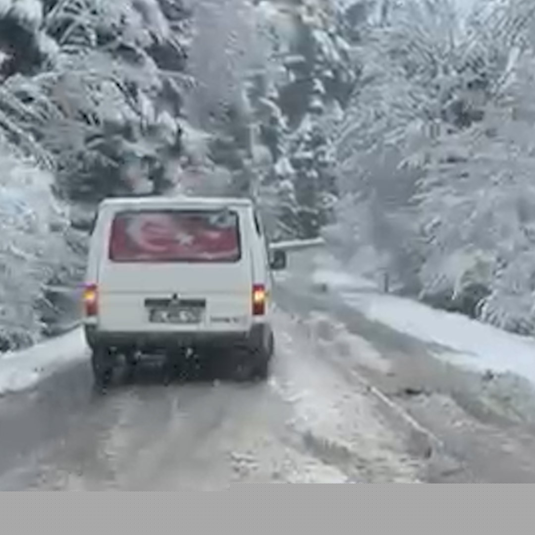 Gölcük yolunda kar sürprizi: Kar lastiği olmayan araç yolda kaldı
