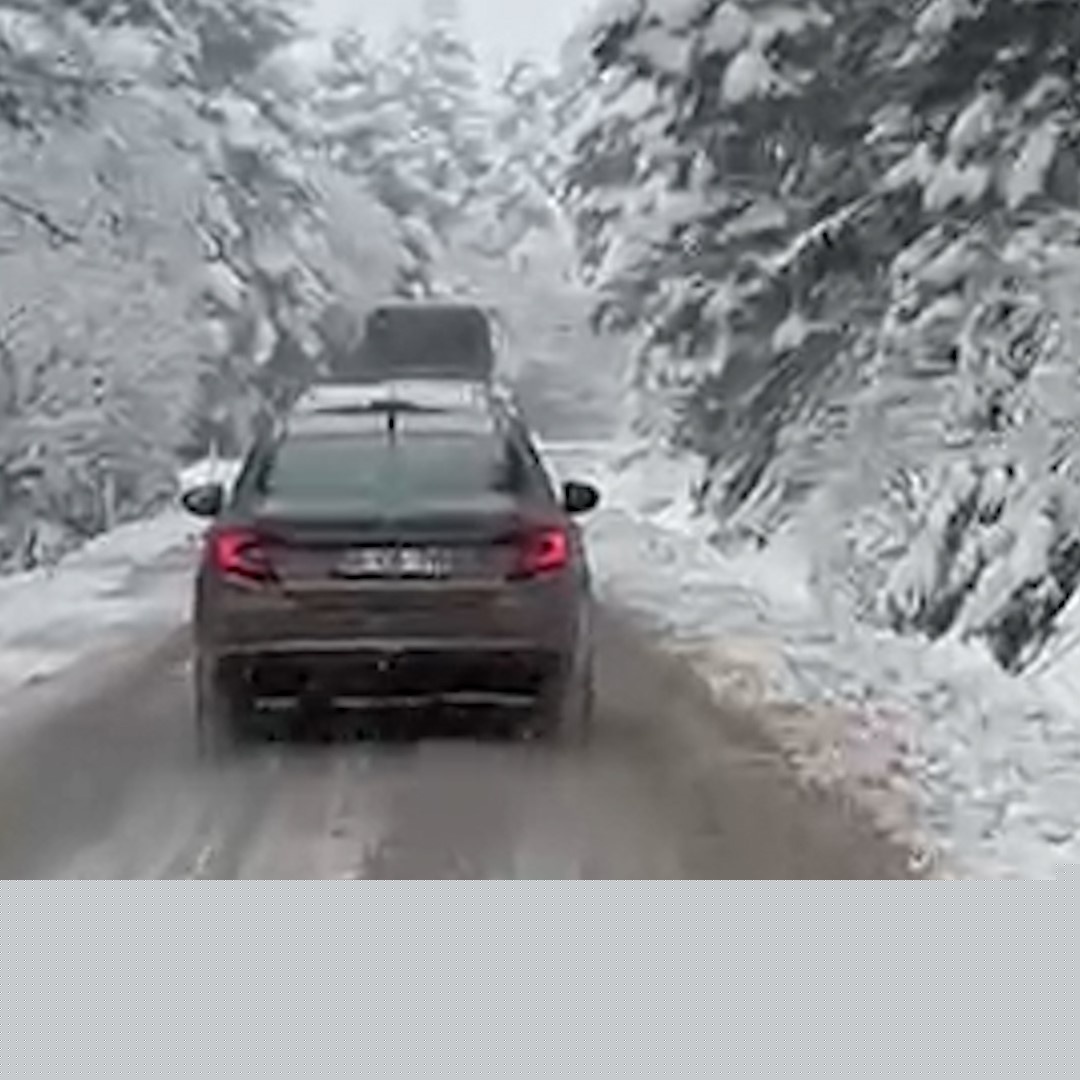 Gölcük yolunda kar sürprizi: Kar lastiği olmayan araç yolda kaldı
