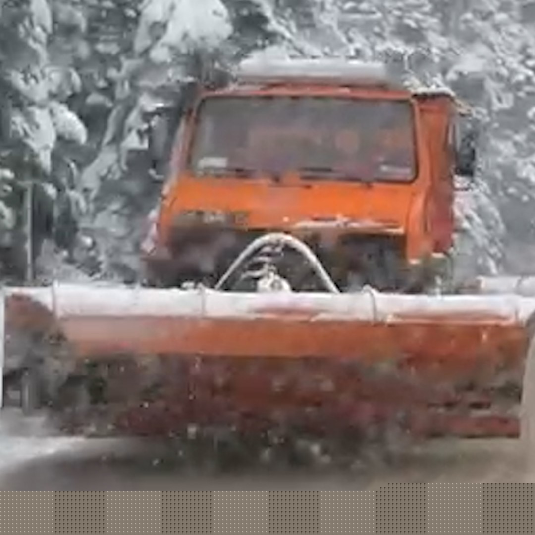 Gölcük yolunda kar sürprizi: Kar lastiği olmayan araç yolda kaldı
