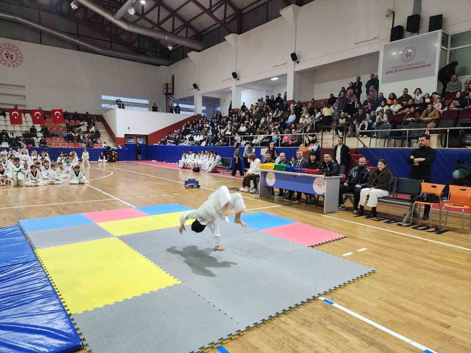 Gölcük’te 470 tekvandocu kuşak atladı

