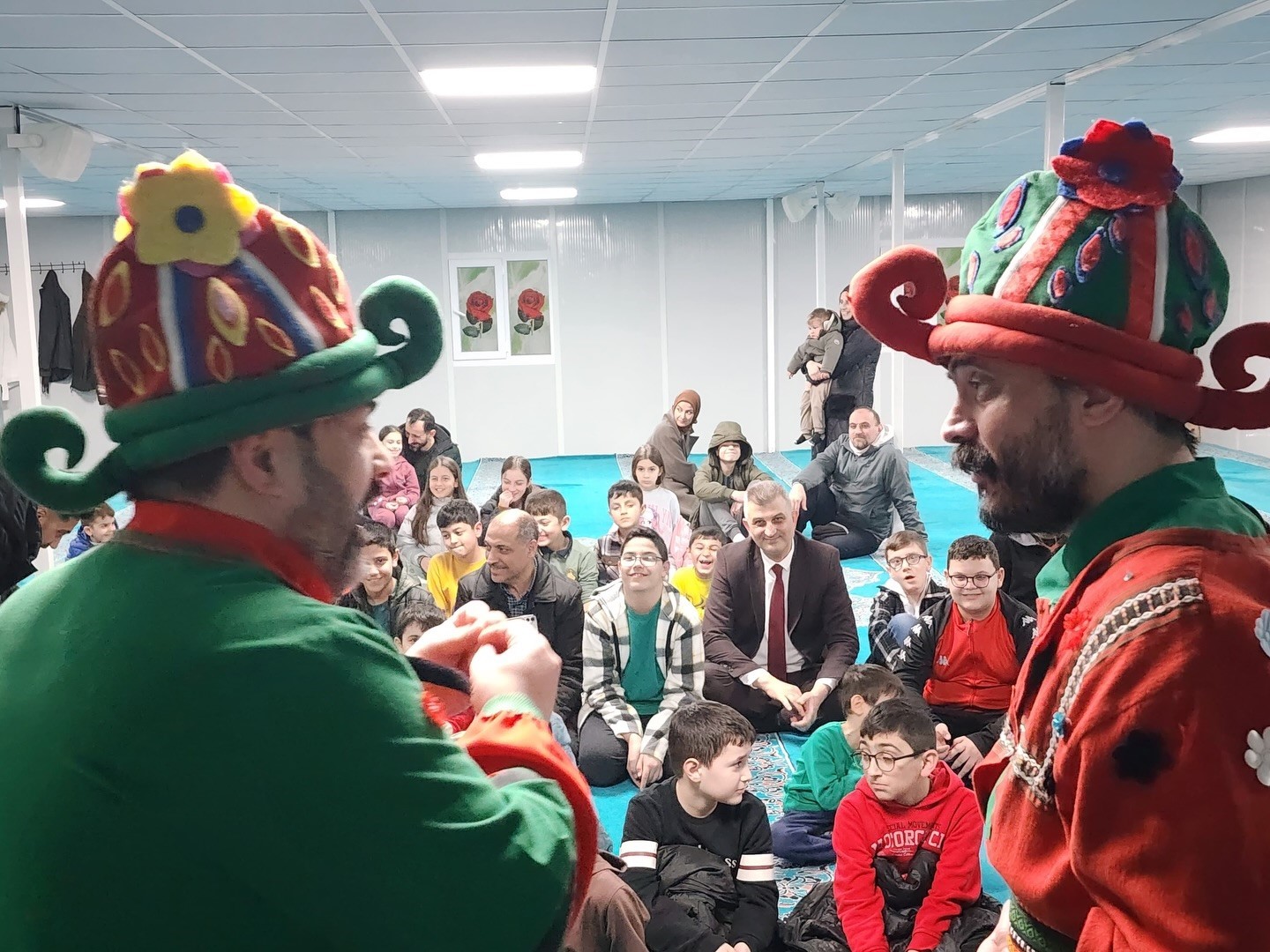 Gölcük’te çocuklar ramazan geleneklerini Karagöz ve Hacivat ile öğreniyor
