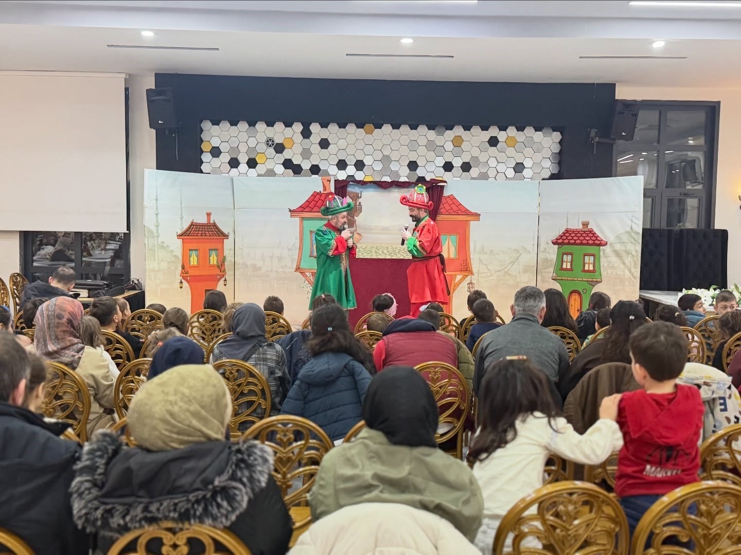 Gölcük’te çocuklar ramazan geleneklerini Karagöz ve Hacivat ile öğreniyor
