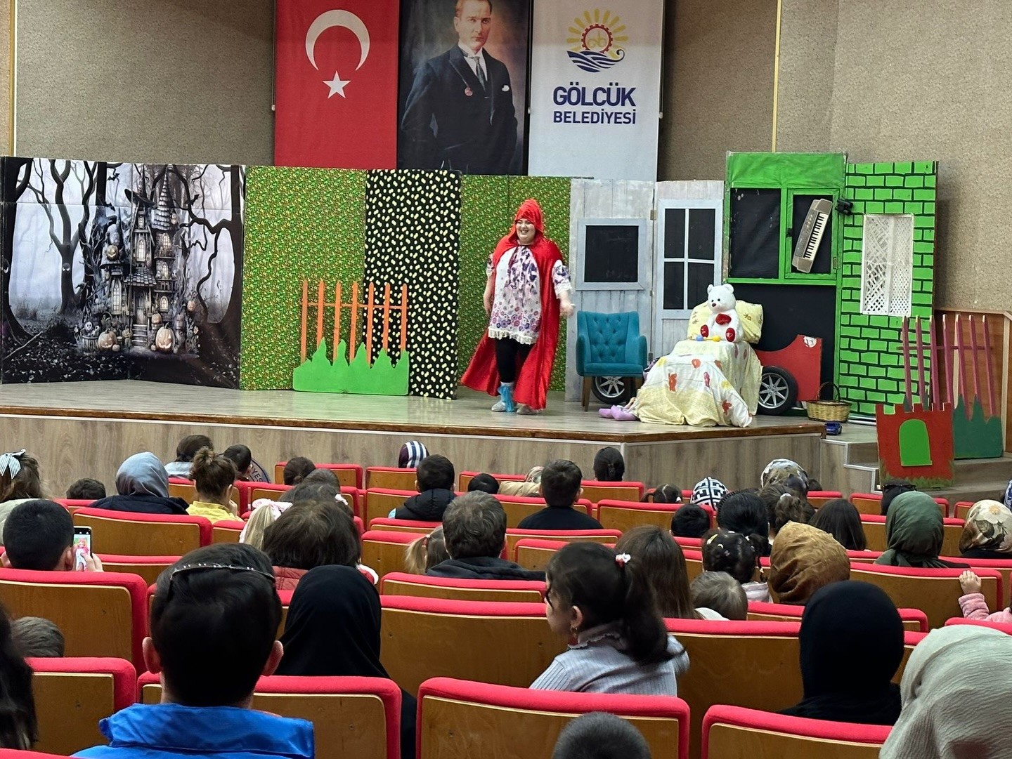 Gölcük’te çocuklar tiyatroyla buluştu
