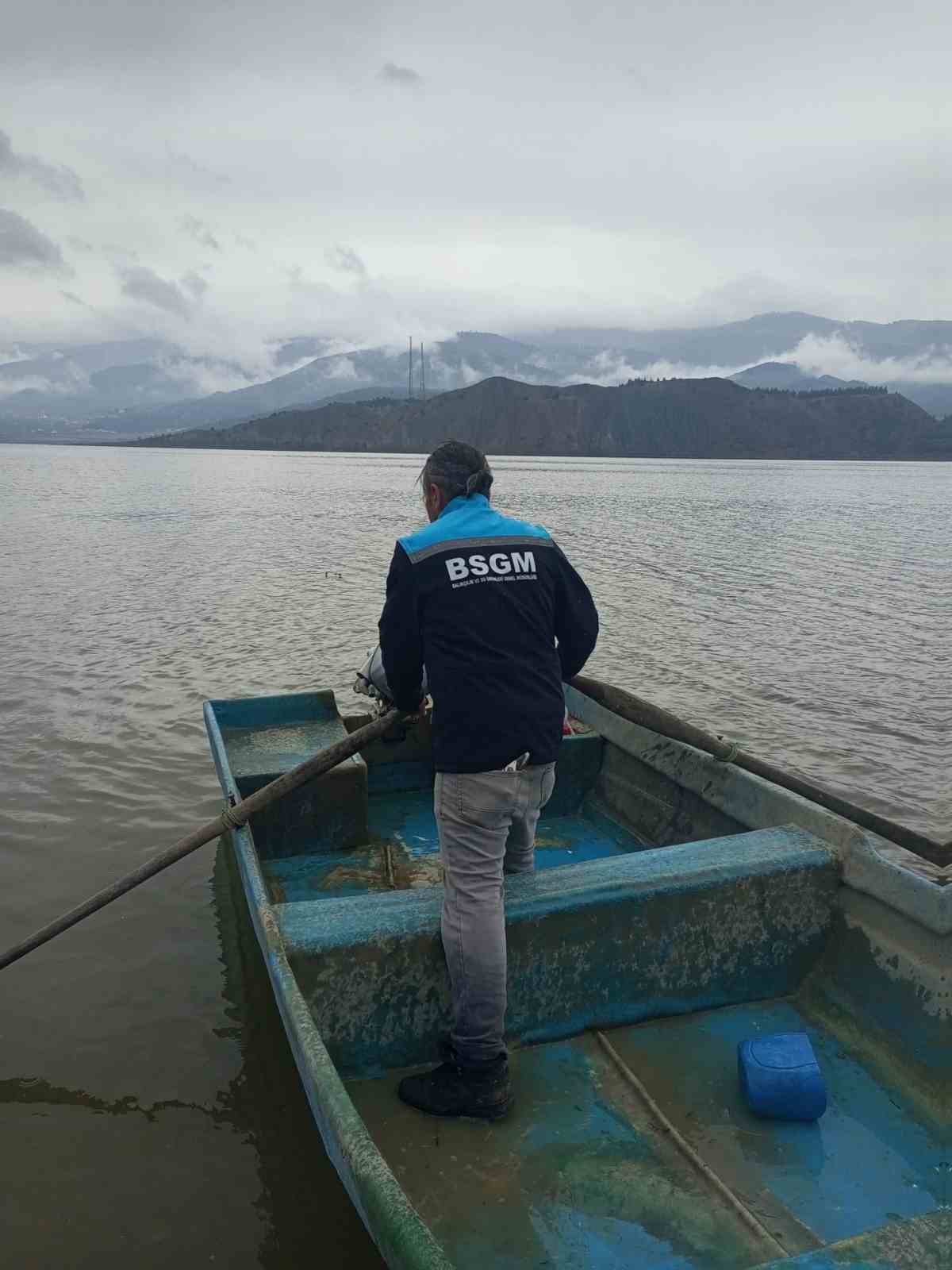 Gölde 800 metre balık ağı ele geçirildi
