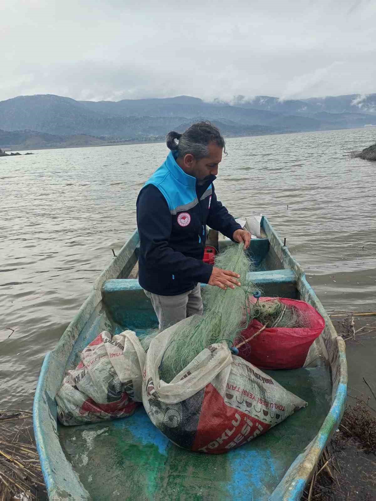 Gölde 800 metre balık ağı ele geçirildi
