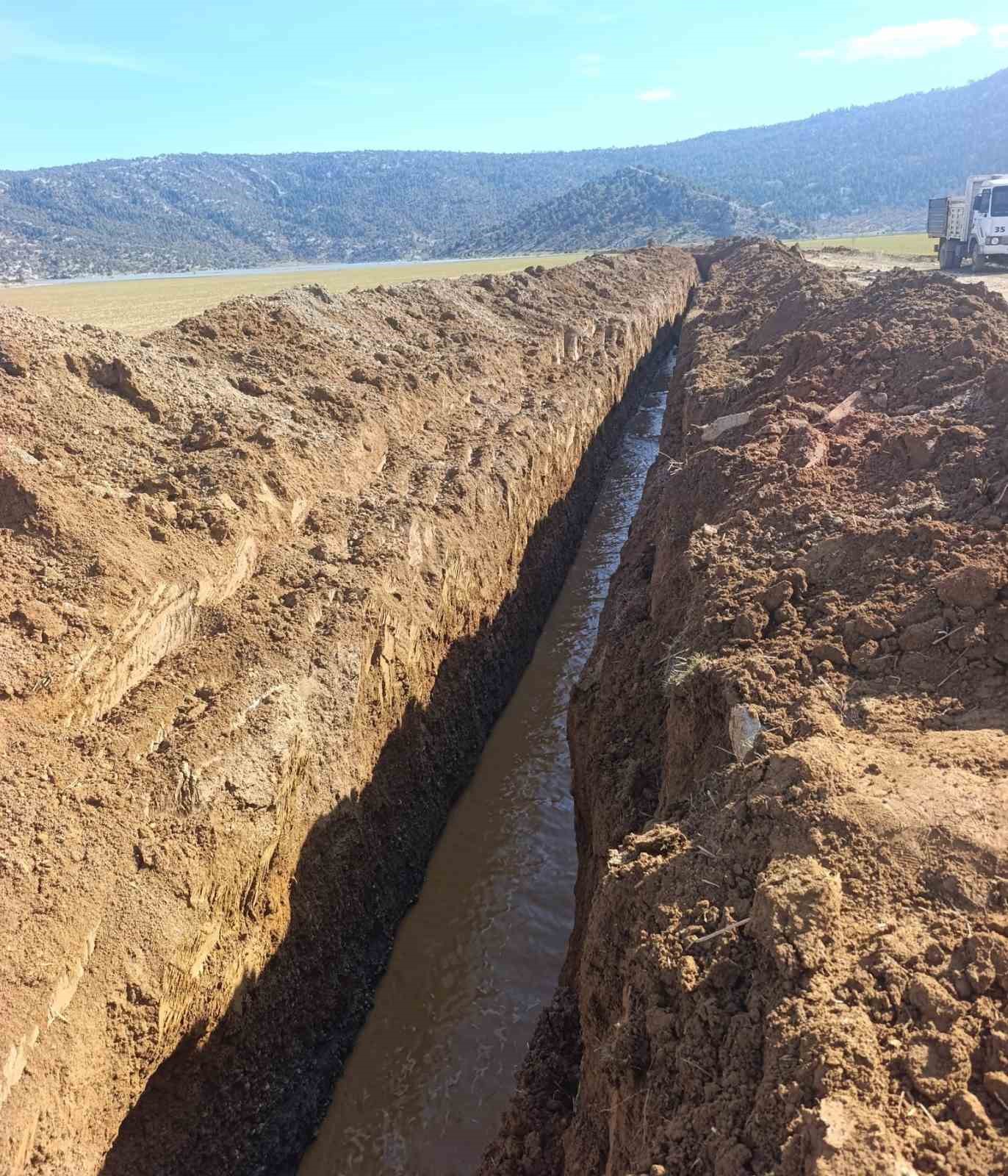 Göle dönen Kuru Ova’daki sular Beyşehir Gölü’ne aktarılıyor
