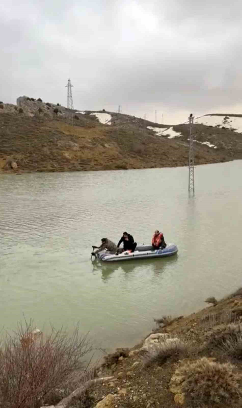 Göle dönen yayla yolundan botla geçip köylerine gittiler
