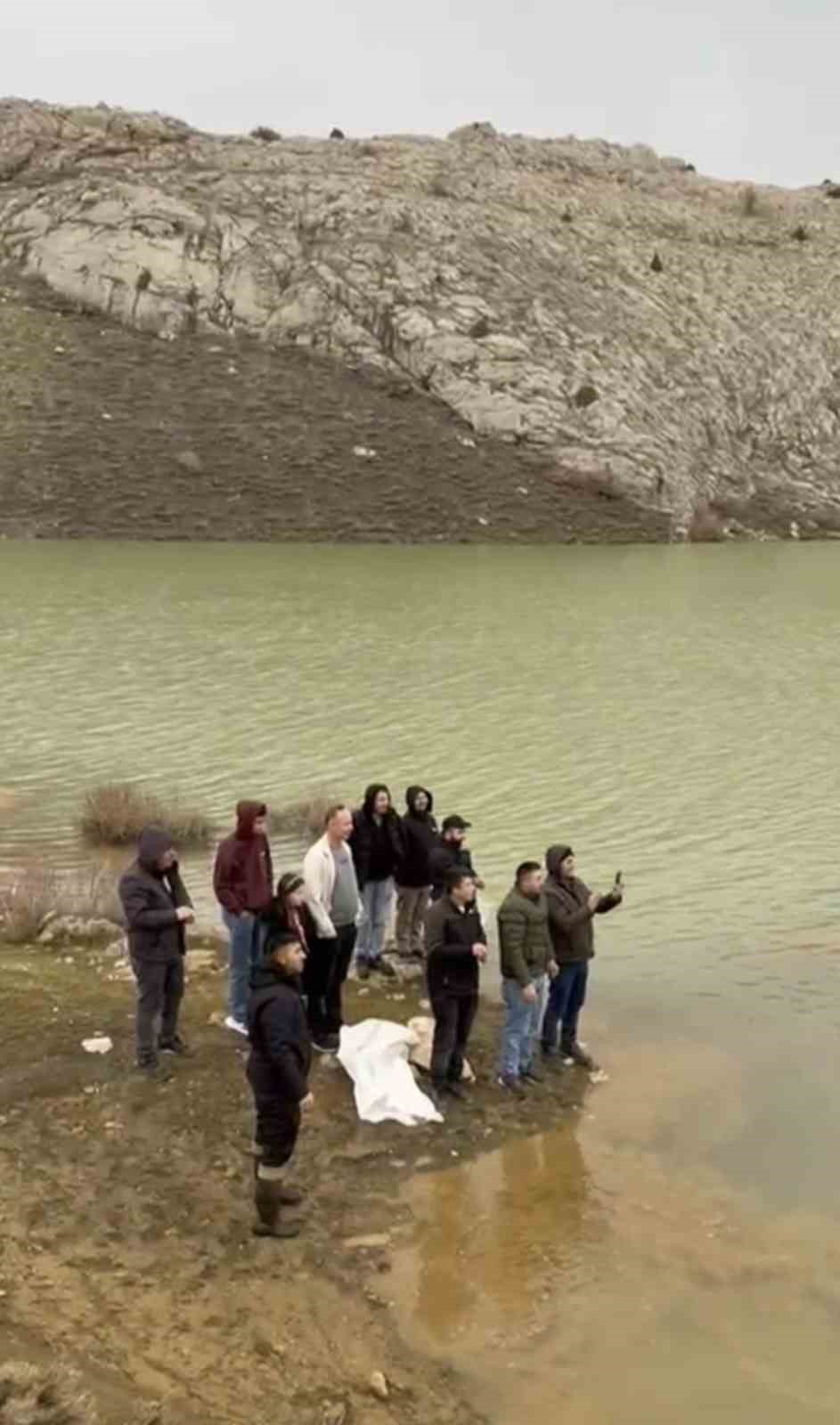 Göle dönen yayla yolundan botla geçip köylerine gittiler
