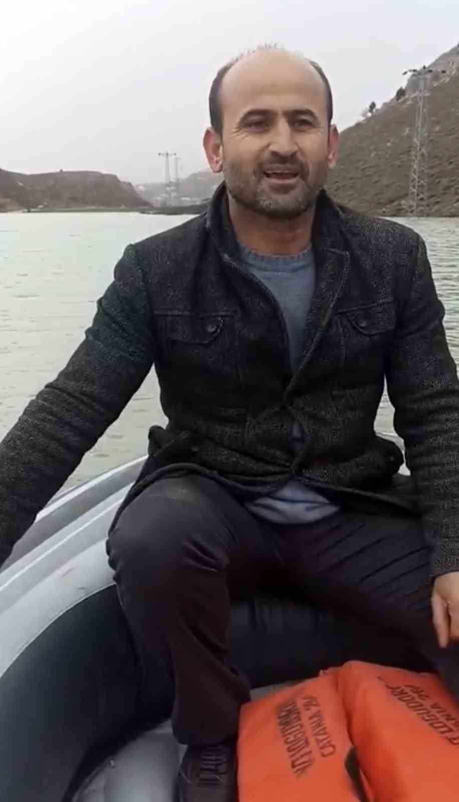 Göle dönen yayla yolundan botla geçip köylerine gittiler
