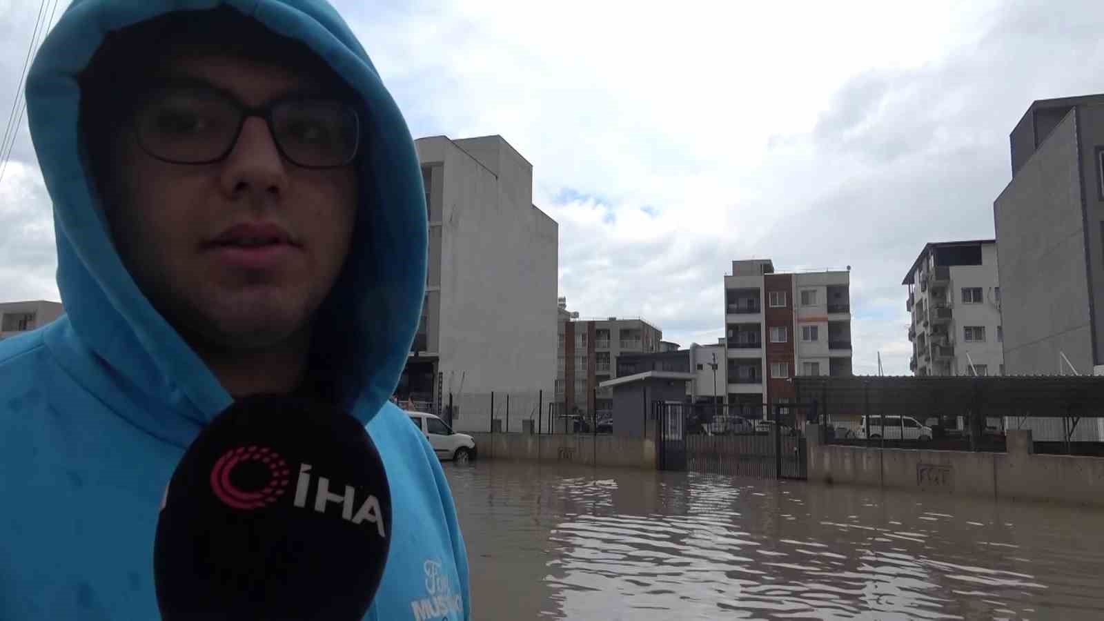 Göle dönen yol yüzünden derse gidemeyen üniversite öğrencisi "Derse gelemeyeceğim" diyerek hocasına seslendi
