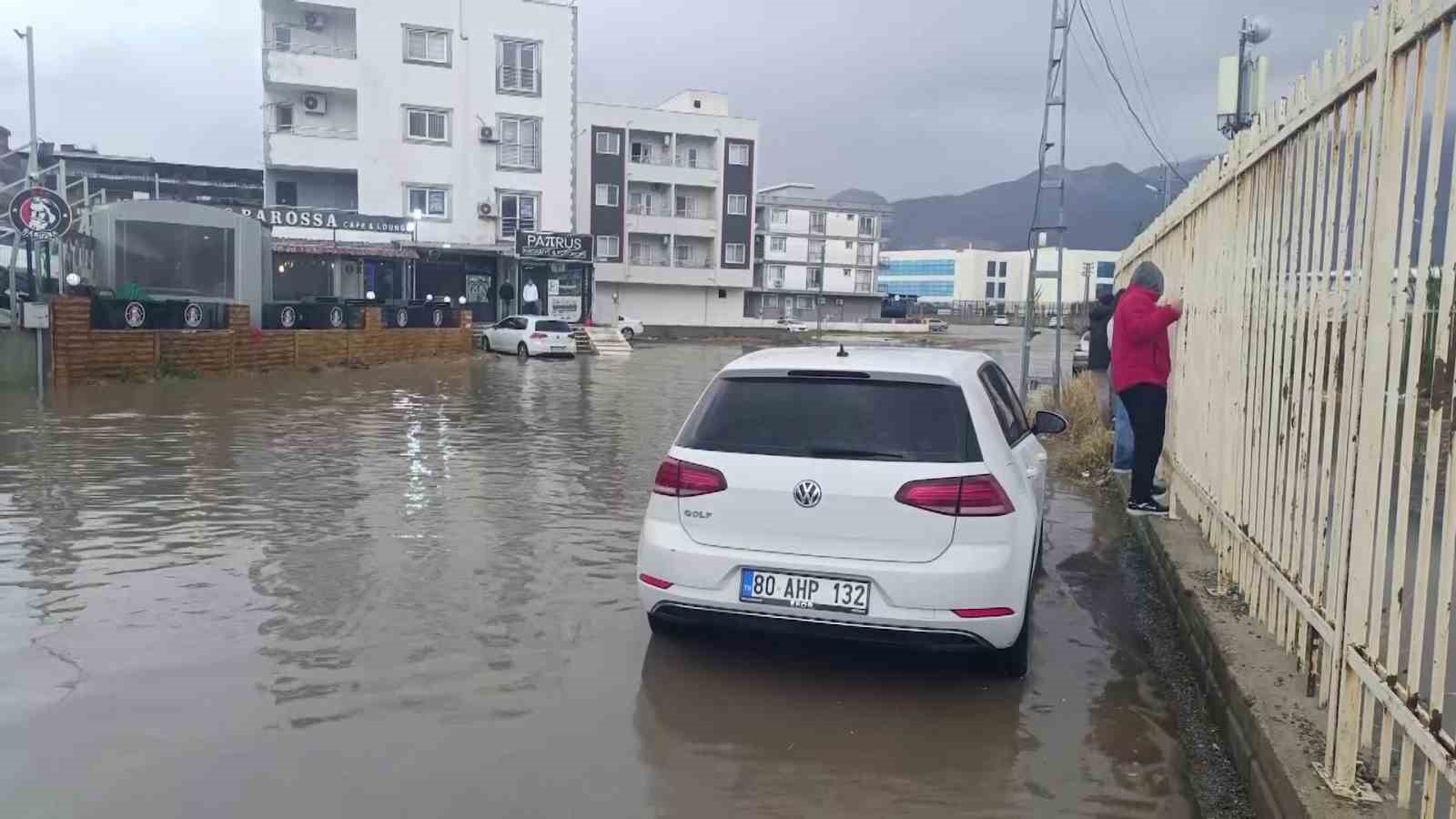 Göle dönen yol yüzünden derse gidemeyen üniversite öğrencisi "Derse gelemeyeceğim" diyerek hocasına seslendi
