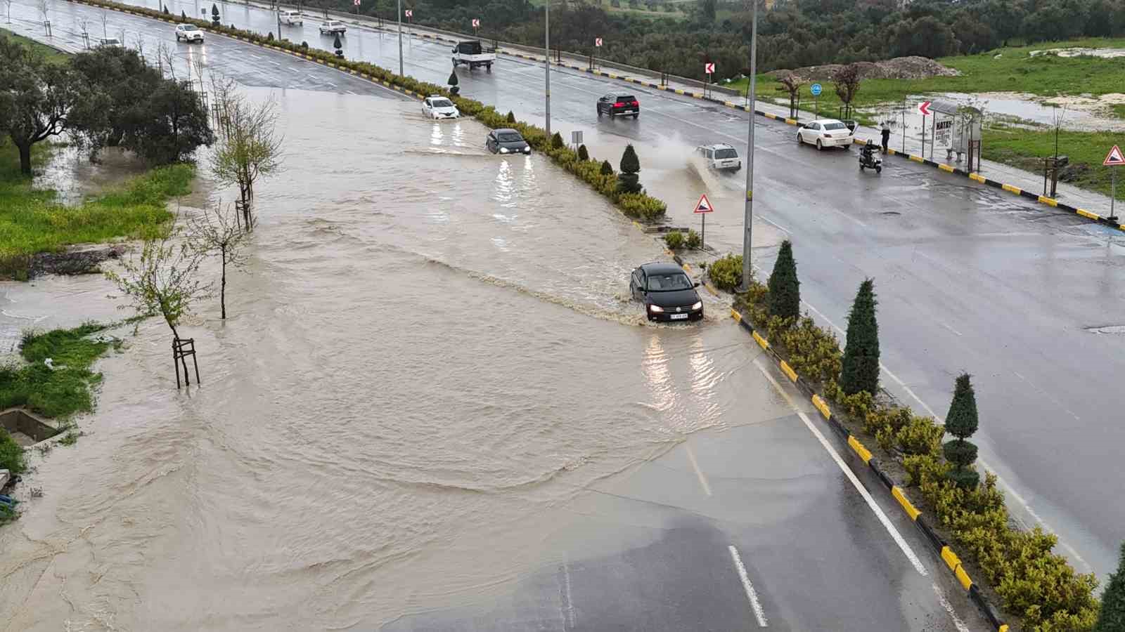 Göle dönen yolda araçların zorlu ilerleyişi havadan görüntülendi
