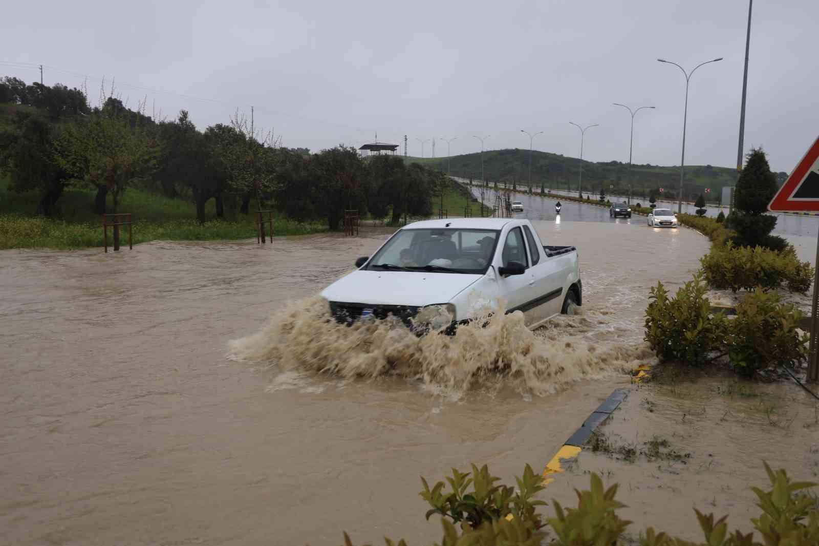 Göle dönen yolda araçların zorlu ilerleyişi havadan görüntülendi
