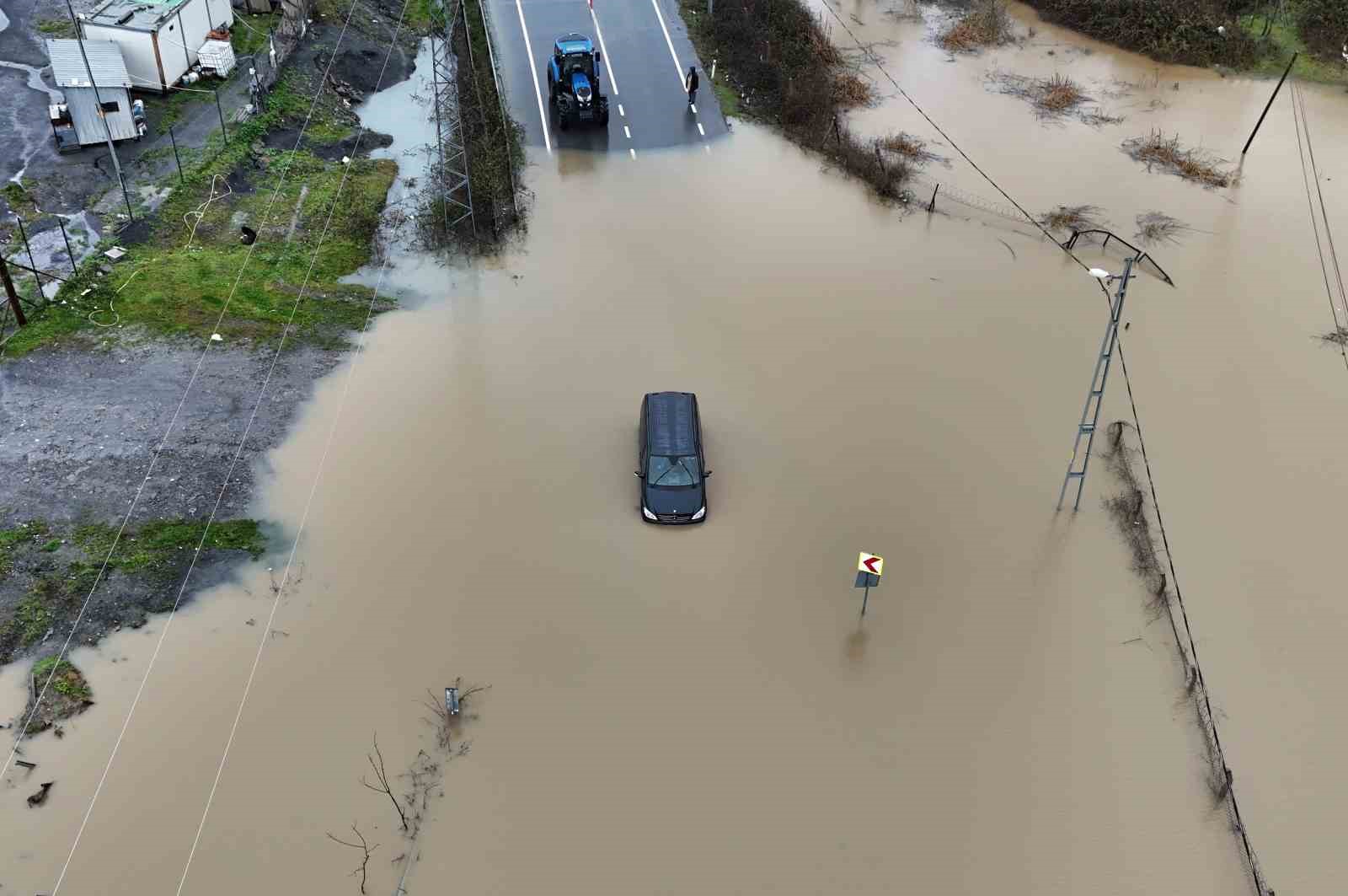 Göle dönen yolda mahsur kalan sürücü aracını bırakmadı, kurtarma anları görüntülendi
Göle dönen yolda mahsur kalan sürücü aracını bırakmadı, kurtarma anları görüntülendi