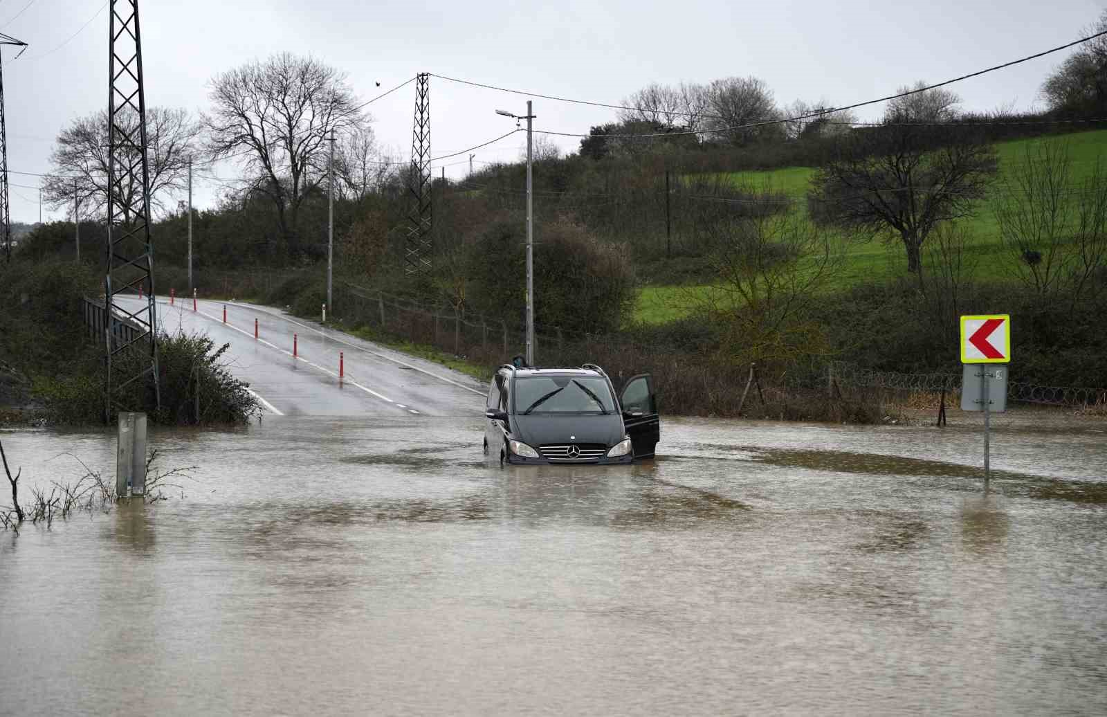 Göle dönen yolda mahsur kalan sürücü aracını bırakmadı, kurtarma anları görüntülendi
Göle dönen yolda mahsur kalan sürücü aracını bırakmadı, kurtarma anları görüntülendi