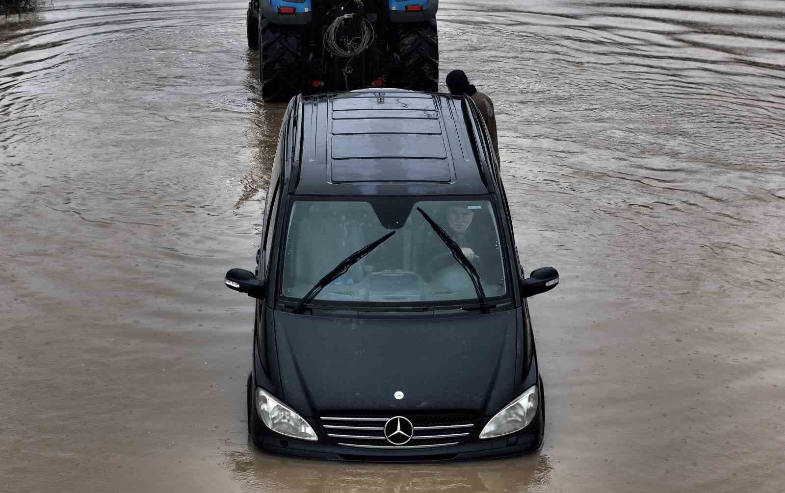 Göle dönen yolda mahsur kalan sürücü aracını bırakmadı, kurtarma anları görüntülendi
Göle dönen yolda mahsur kalan sürücü aracını bırakmadı, kurtarma anları görüntülendi