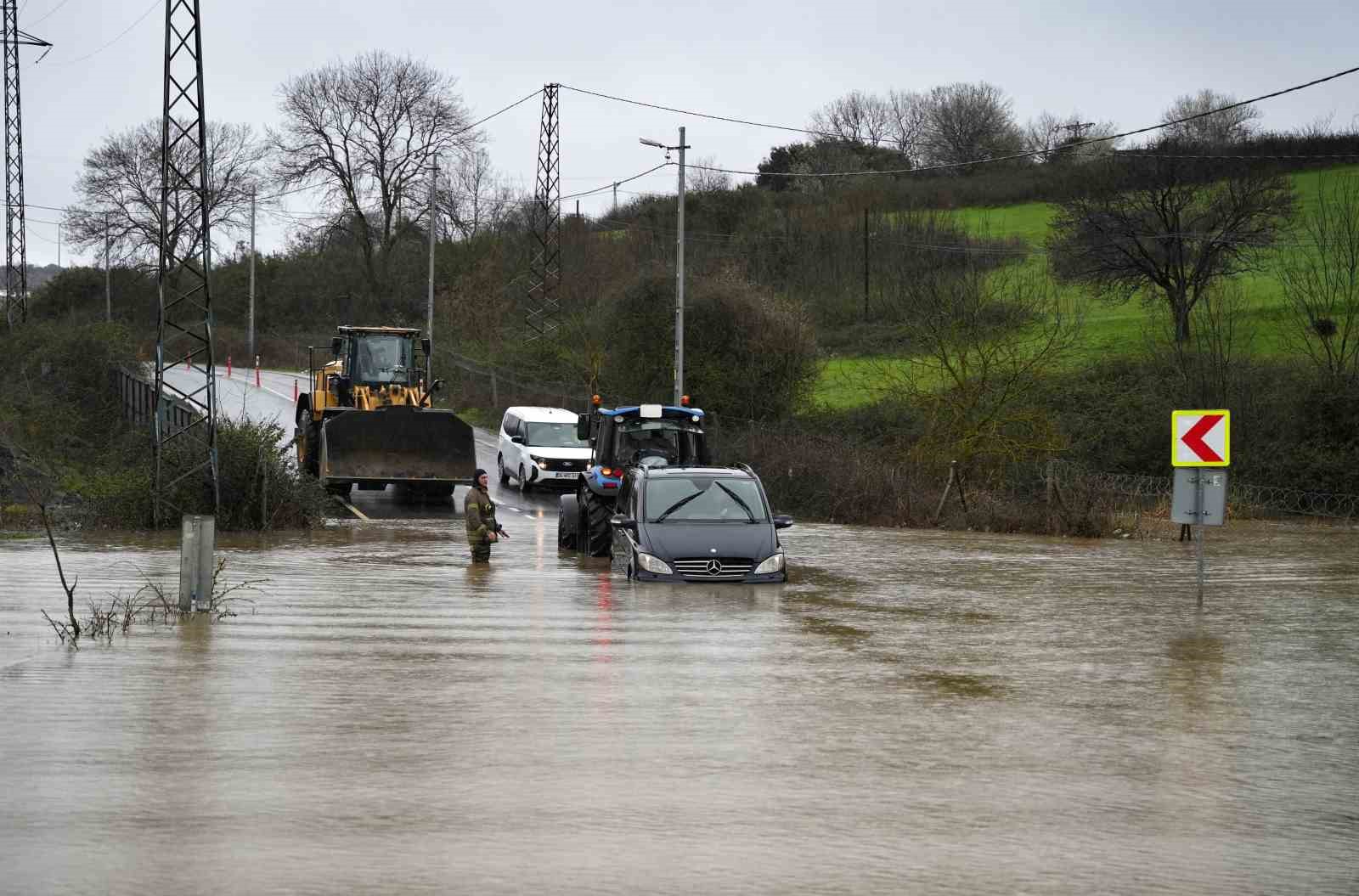 Göle dönen yolda mahsur kalan sürücü aracını bırakmadı, kurtarma anları görüntülendi
Göle dönen yolda mahsur kalan sürücü aracını bırakmadı, kurtarma anları görüntülendi