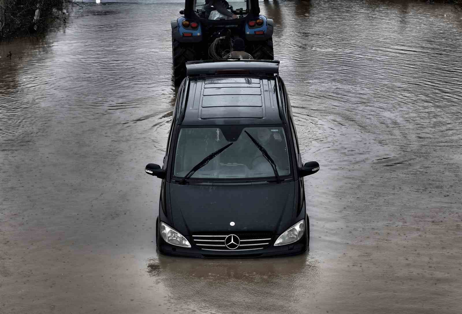 Göle dönen yolda mahsur kalan sürücü aracını bırakmadı, kurtarma anları görüntülendi
Göle dönen yolda mahsur kalan sürücü aracını bırakmadı, kurtarma anları görüntülendi