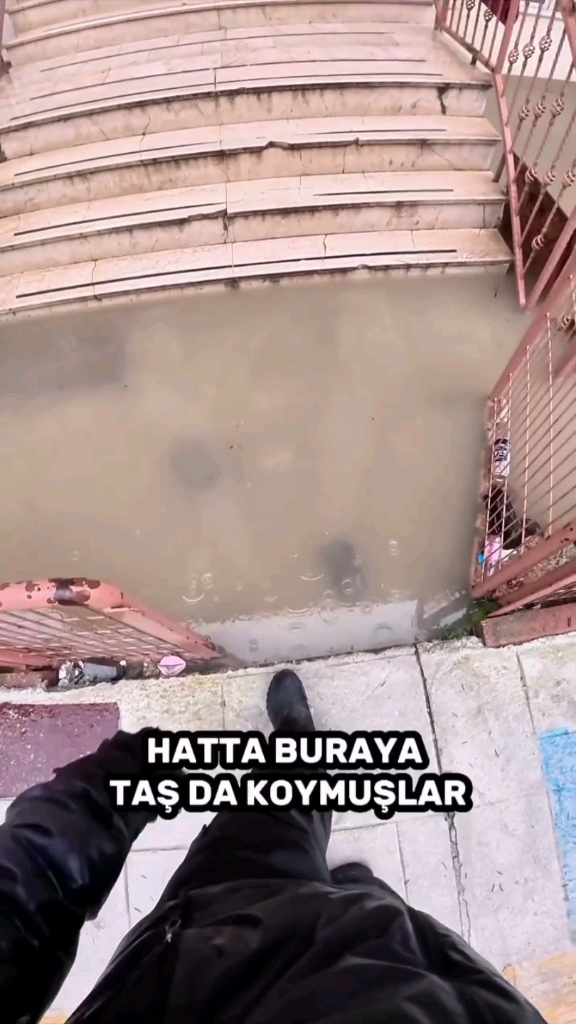 Göle dönen yollarda direksiyon başındaki motokurye yaşadıklarını kayda aldı
