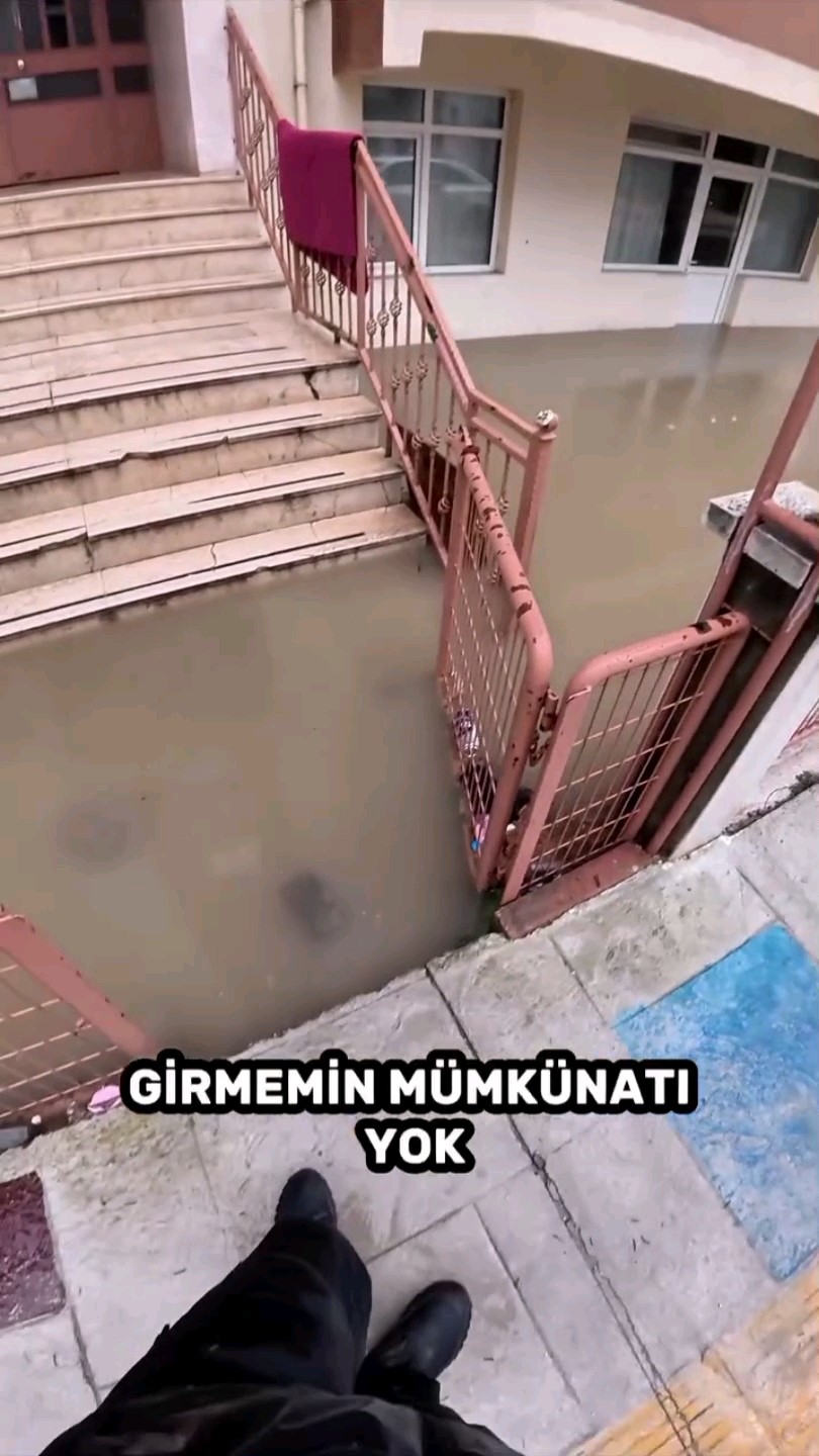 Göle dönen yollarda direksiyon başındaki motokurye yaşadıklarını kayda aldı
