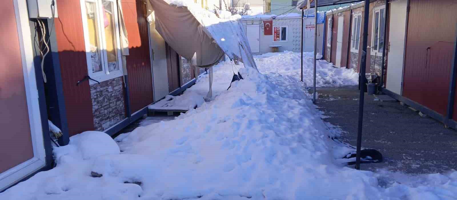 Gölgelikler kar ağırlığına dayanamadı
