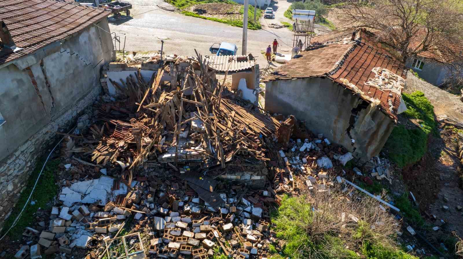 Gölmarmara’da heyelan: 7 ev kullanılamaz hale geldi
