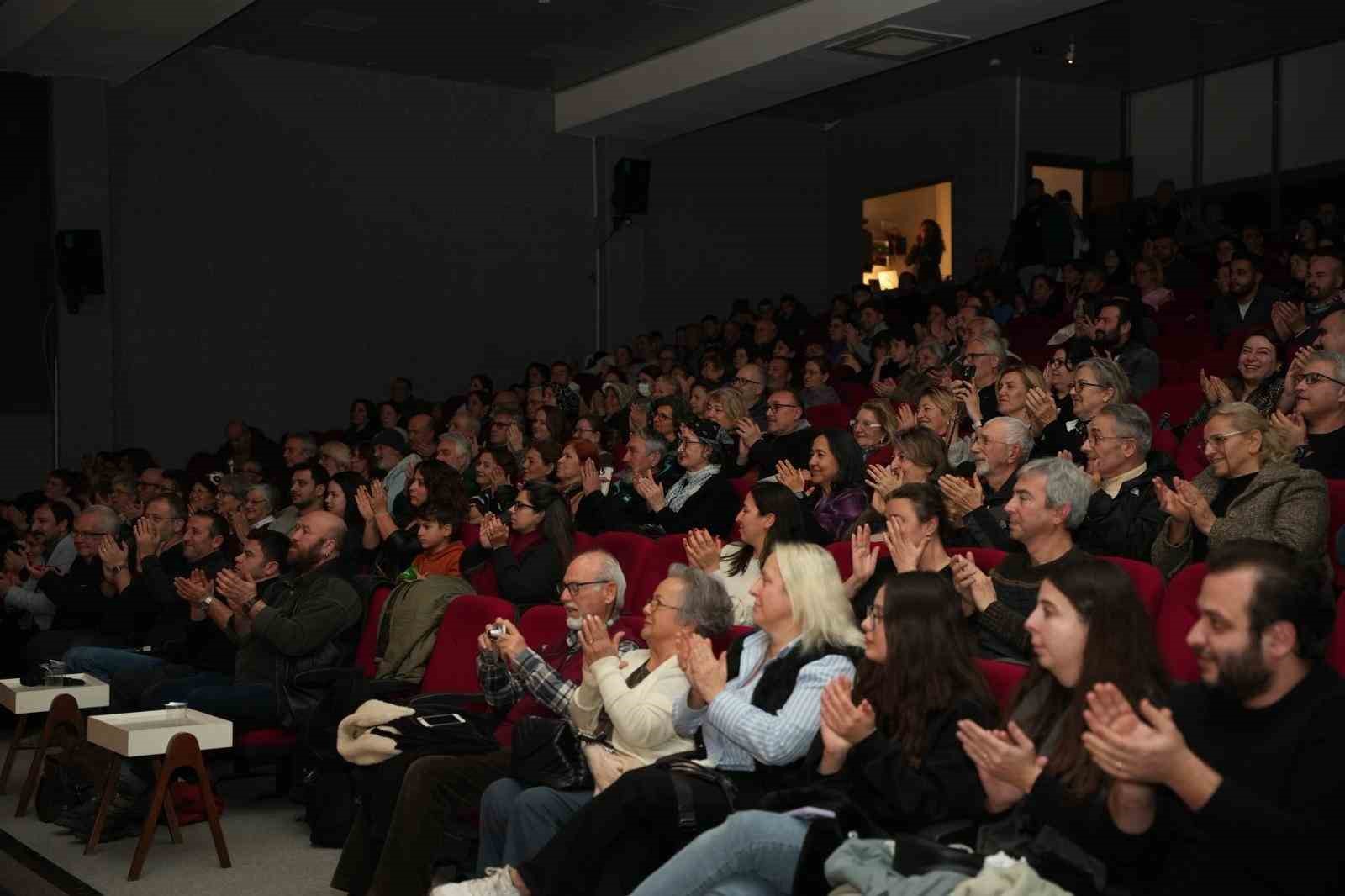 Gömeç Kent Tiyatrosu izleyenleri kahkahaya boğdu
