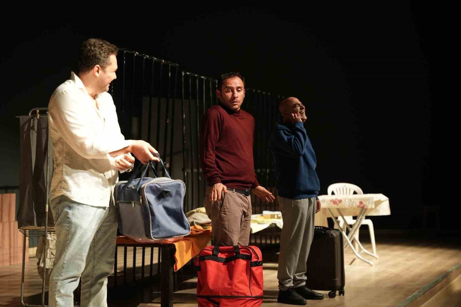 Gömeç Kent Tiyatrosu izleyenleri kahkahaya boğdu
