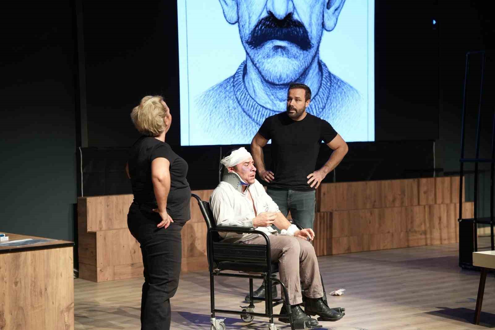 Gömeç Kent Tiyatrosu izleyenleri kahkahaya boğdu
