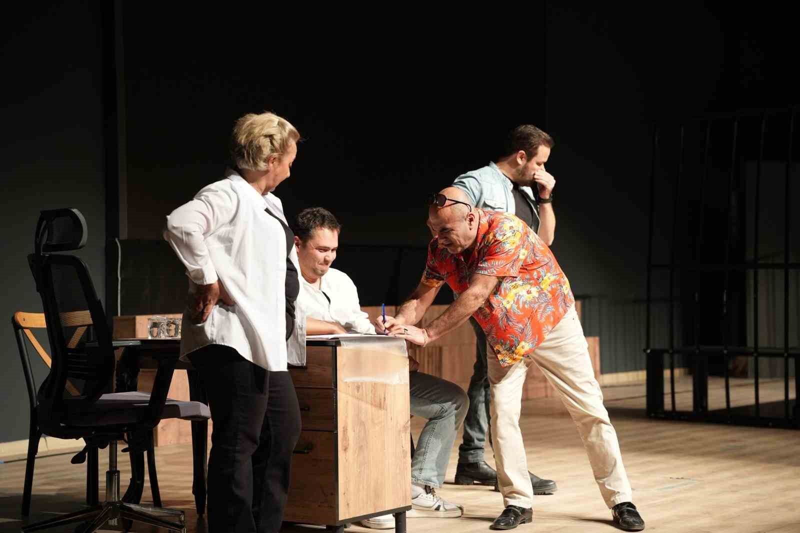 Gömeç Kent Tiyatrosu izleyenleri kahkahaya boğdu
