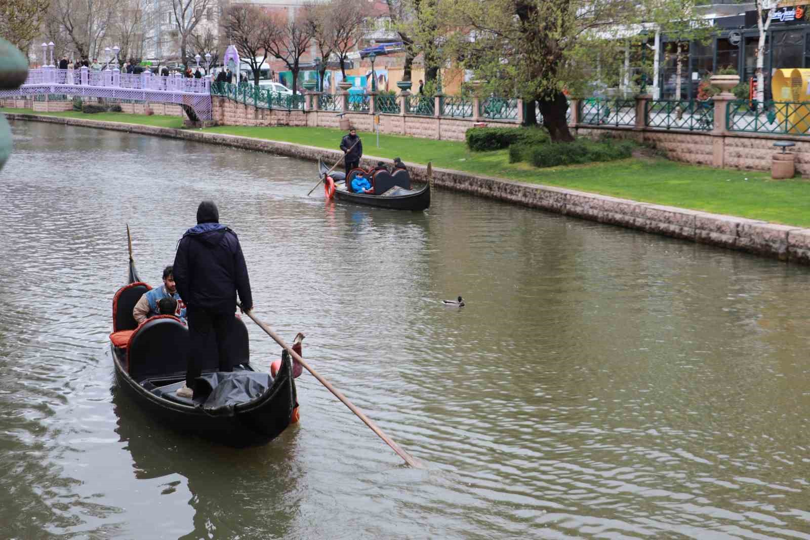 Gondolların yol arkadaşı ördekler oldu
