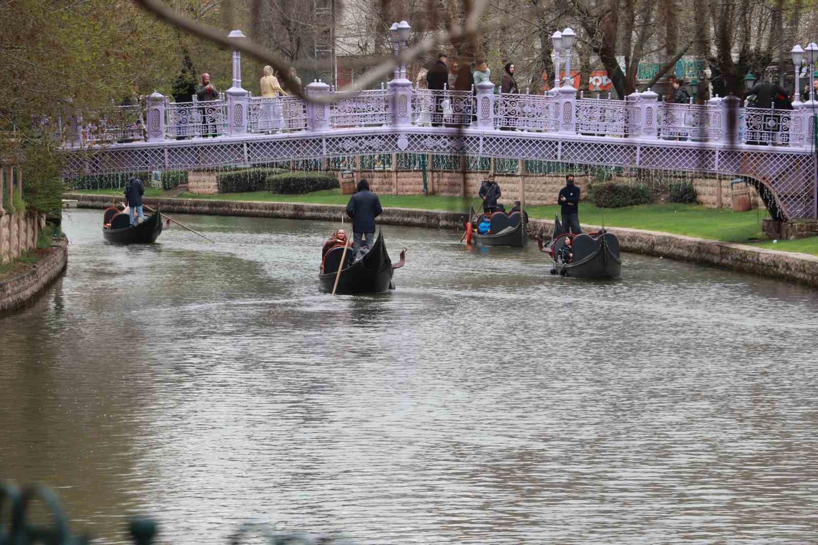 Gondolların yol arkadaşı ördekler oldu
