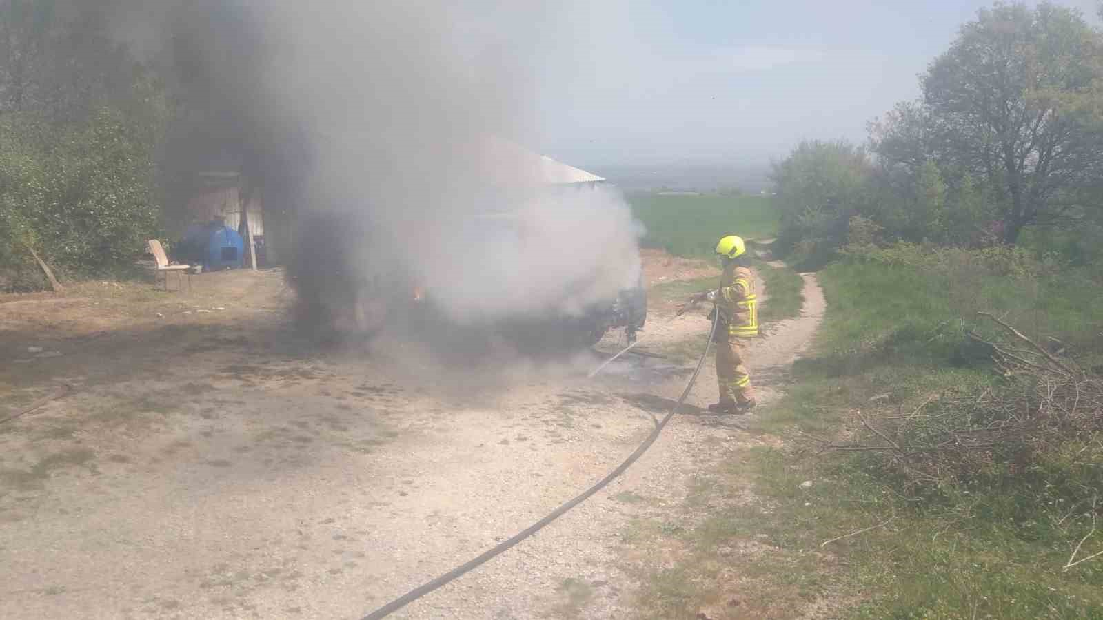 Gönen’de araç yangını paniğe neden oldu
