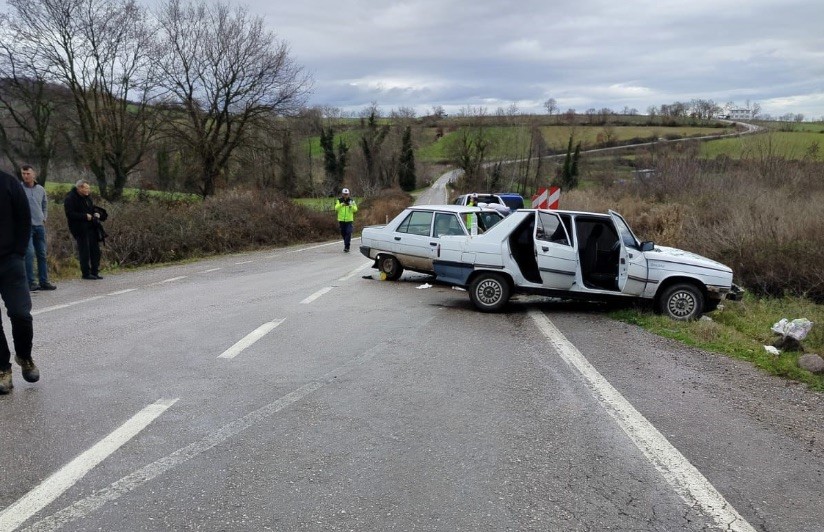 Gönen’de iki otomobil çarpıştı: 6 yaralı
