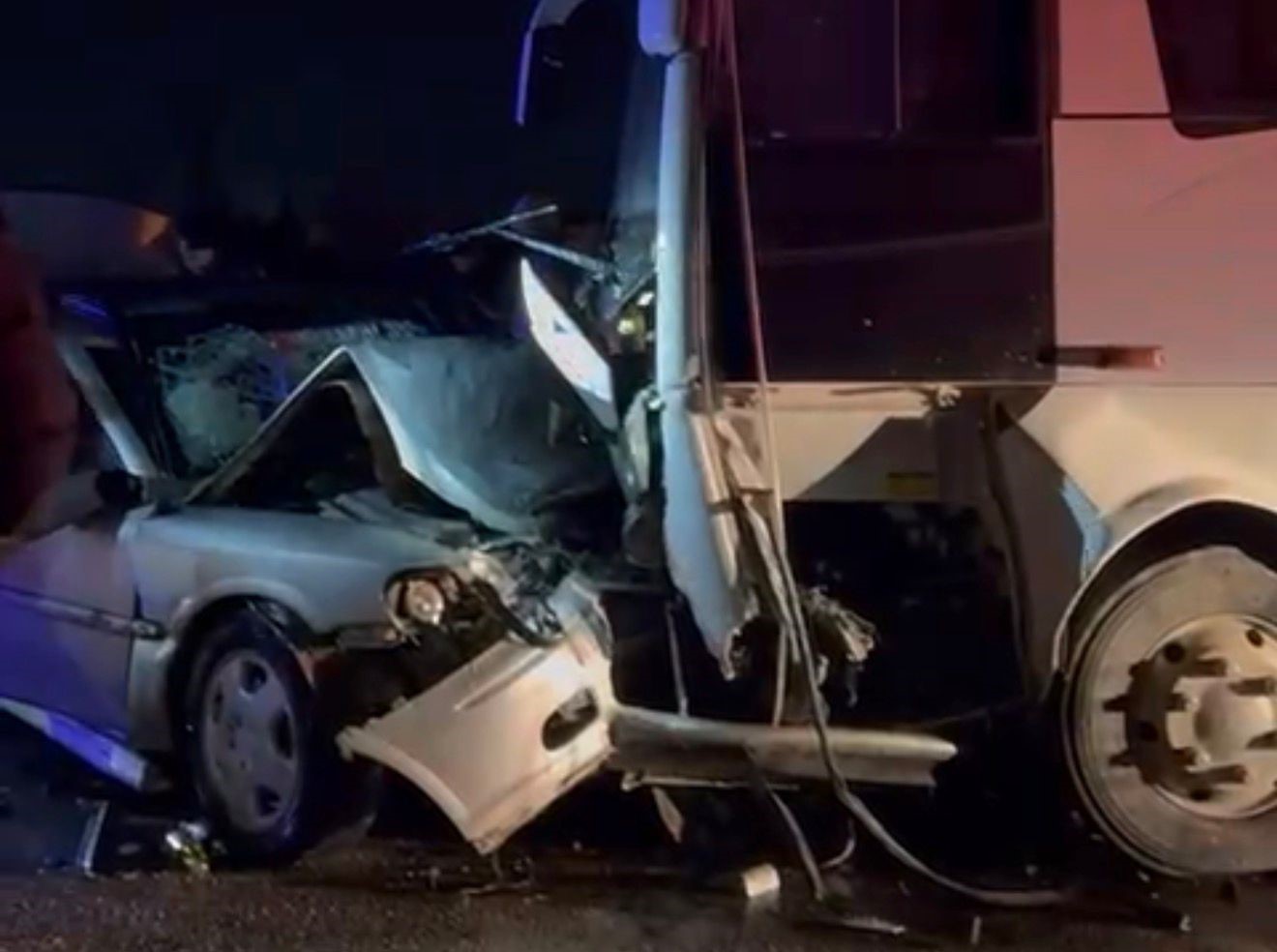 Gönen’de işçi servisi ile otomobil çarpıştı: 1 ölü, 13 yaralı
