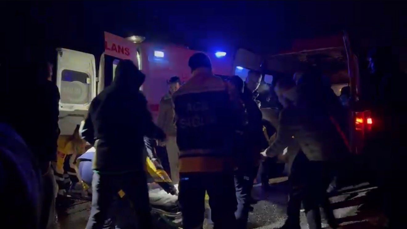 Gönen’de işçi servisi ile otomobil çarpıştı: 1 ölü, 13 yaralı

