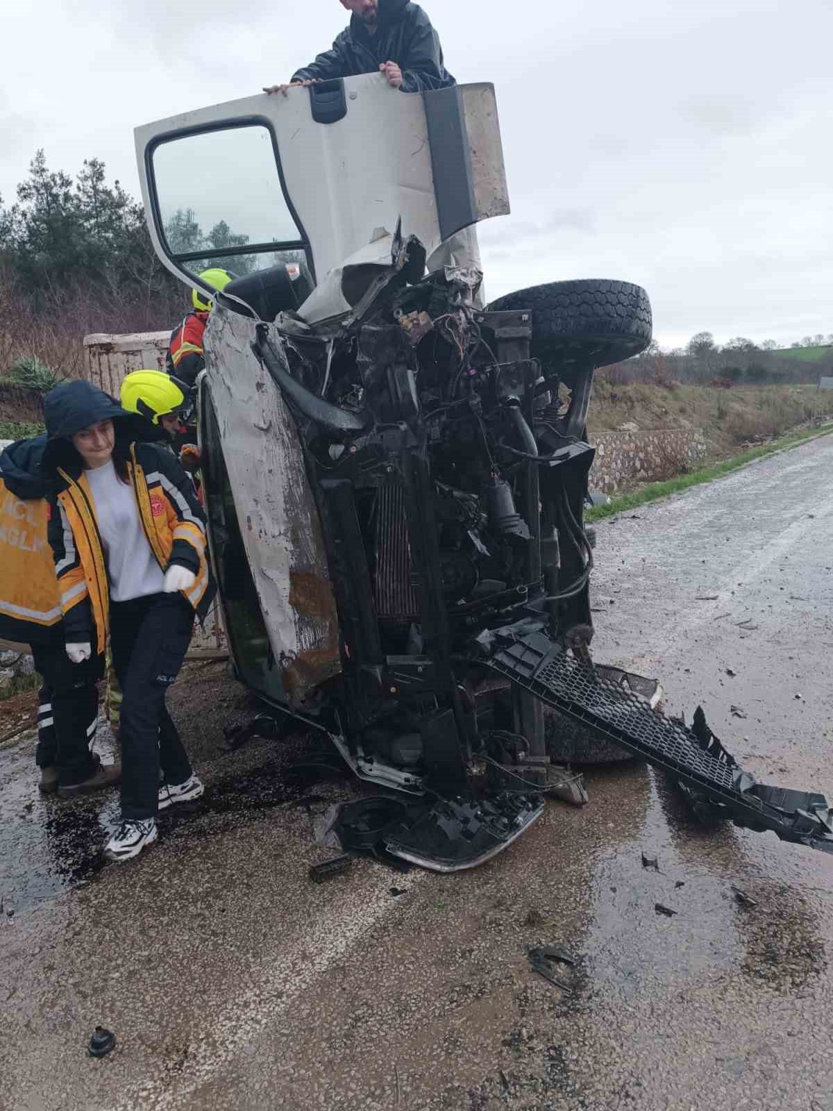 Gönen’de kamyon devrildi: 1 yaralı
