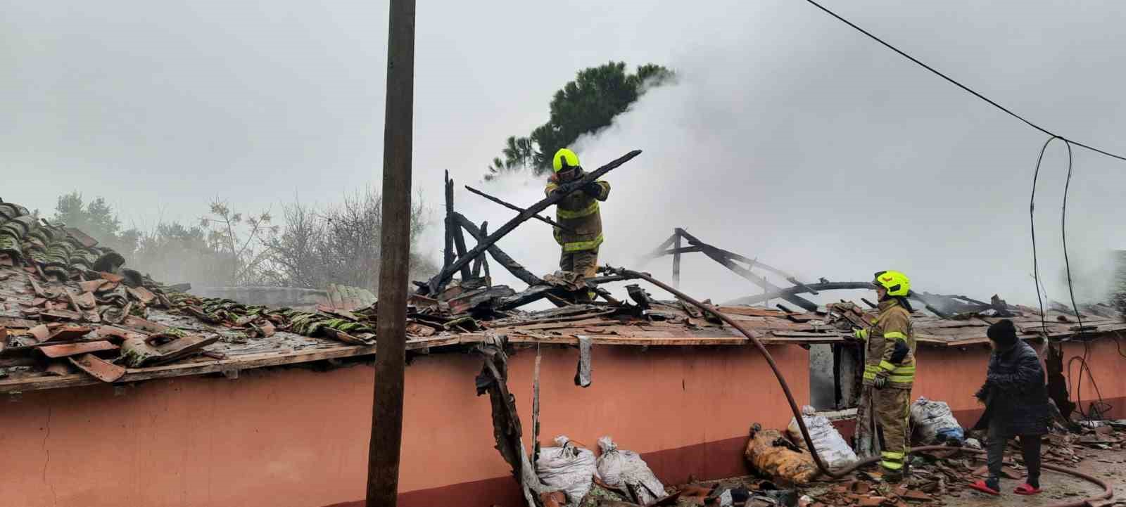 Gönen’de müstakil ev yangında kullanılamaz hale geldi
