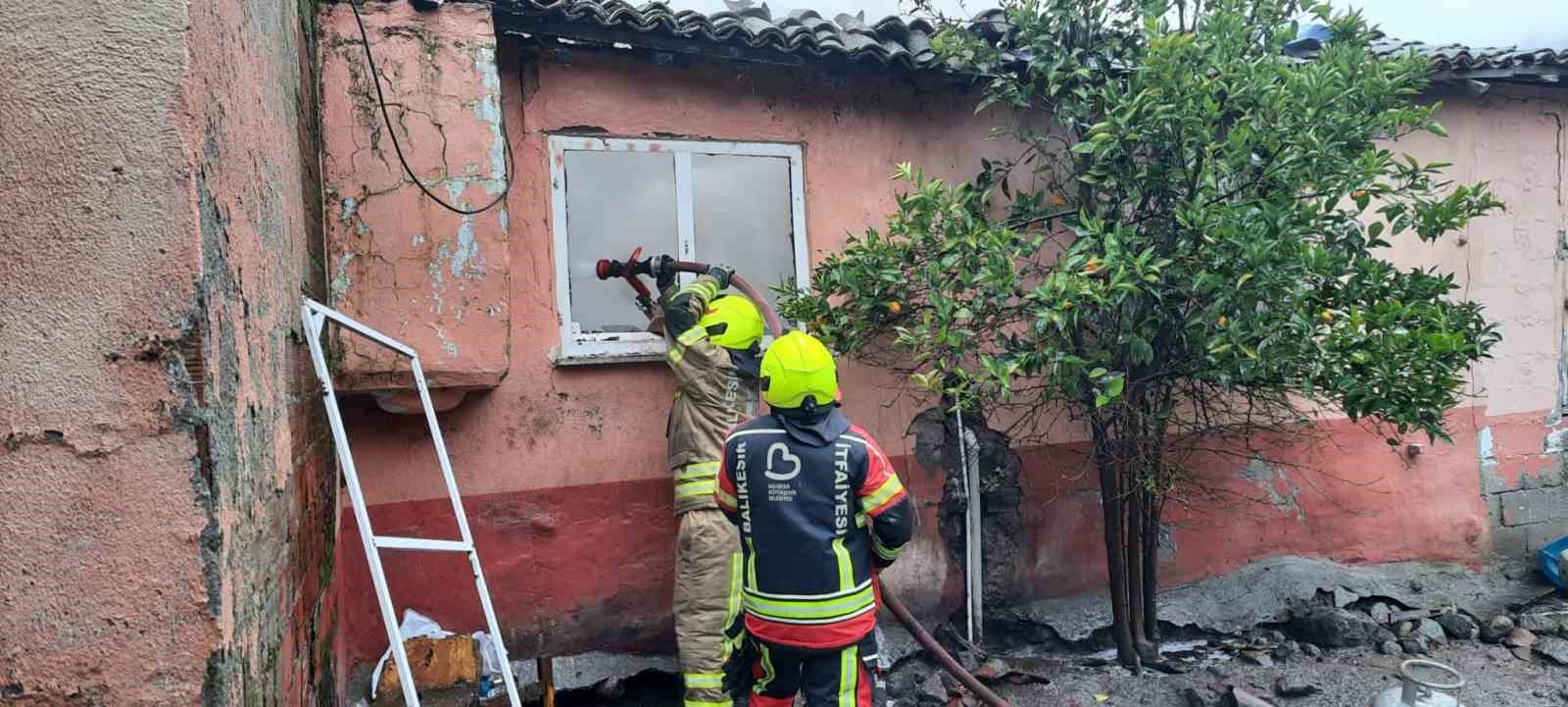 Gönen’de müstakil ev yangında kullanılamaz hale geldi
