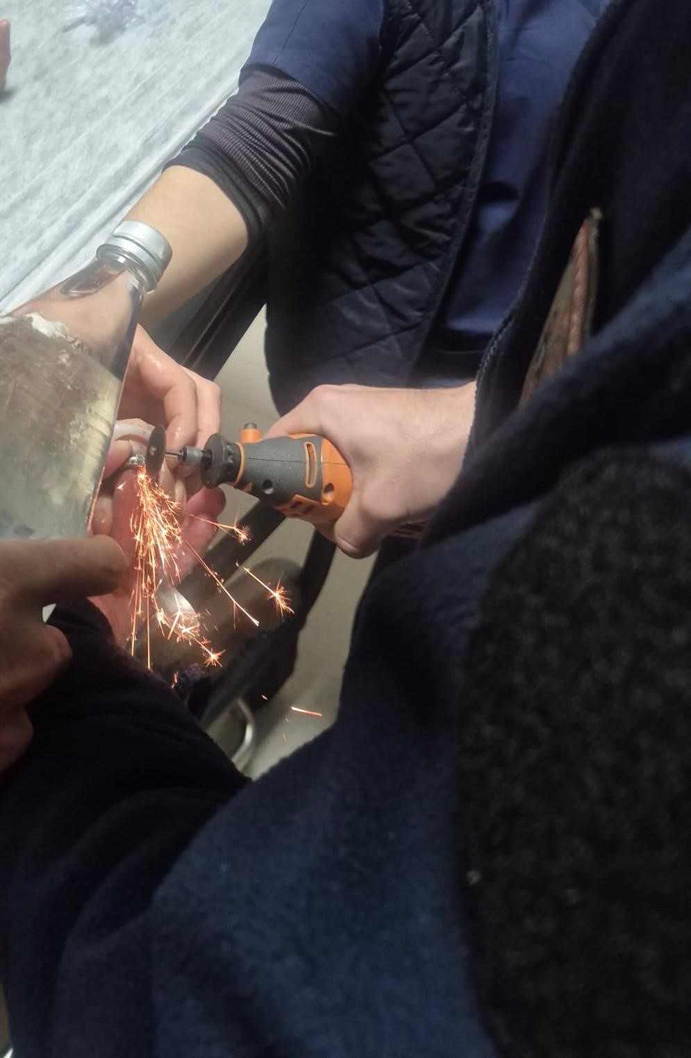 Gönen’de parmağa sıkışan yüzük itfaiye tarafından kesildi
